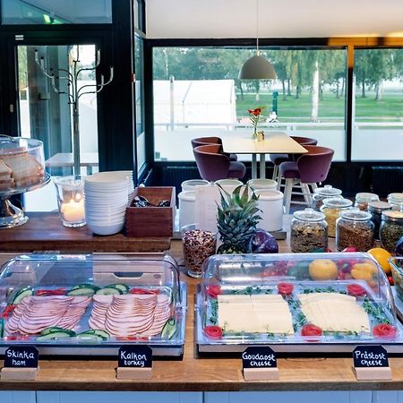 First Hotel Lindoe Park Vallentuna Bagian luar foto