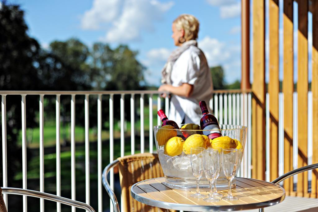 First Hotel Lindoe Park Vallentuna Bagian luar foto