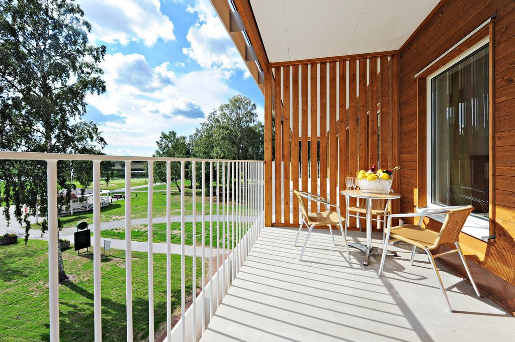 First Hotel Lindoe Park Vallentuna Bagian luar foto