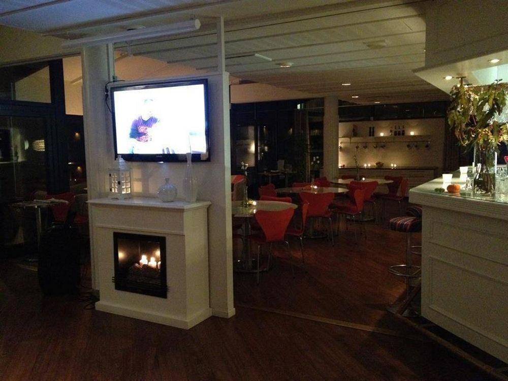 First Hotel Lindoe Park Vallentuna Bagian luar foto