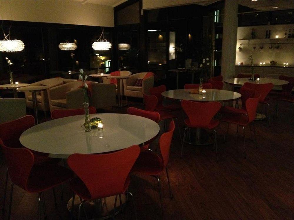 First Hotel Lindoe Park Vallentuna Bagian luar foto