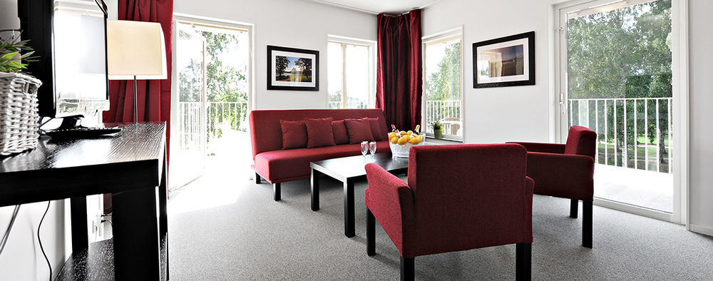 First Hotel Lindoe Park Vallentuna Bagian luar foto