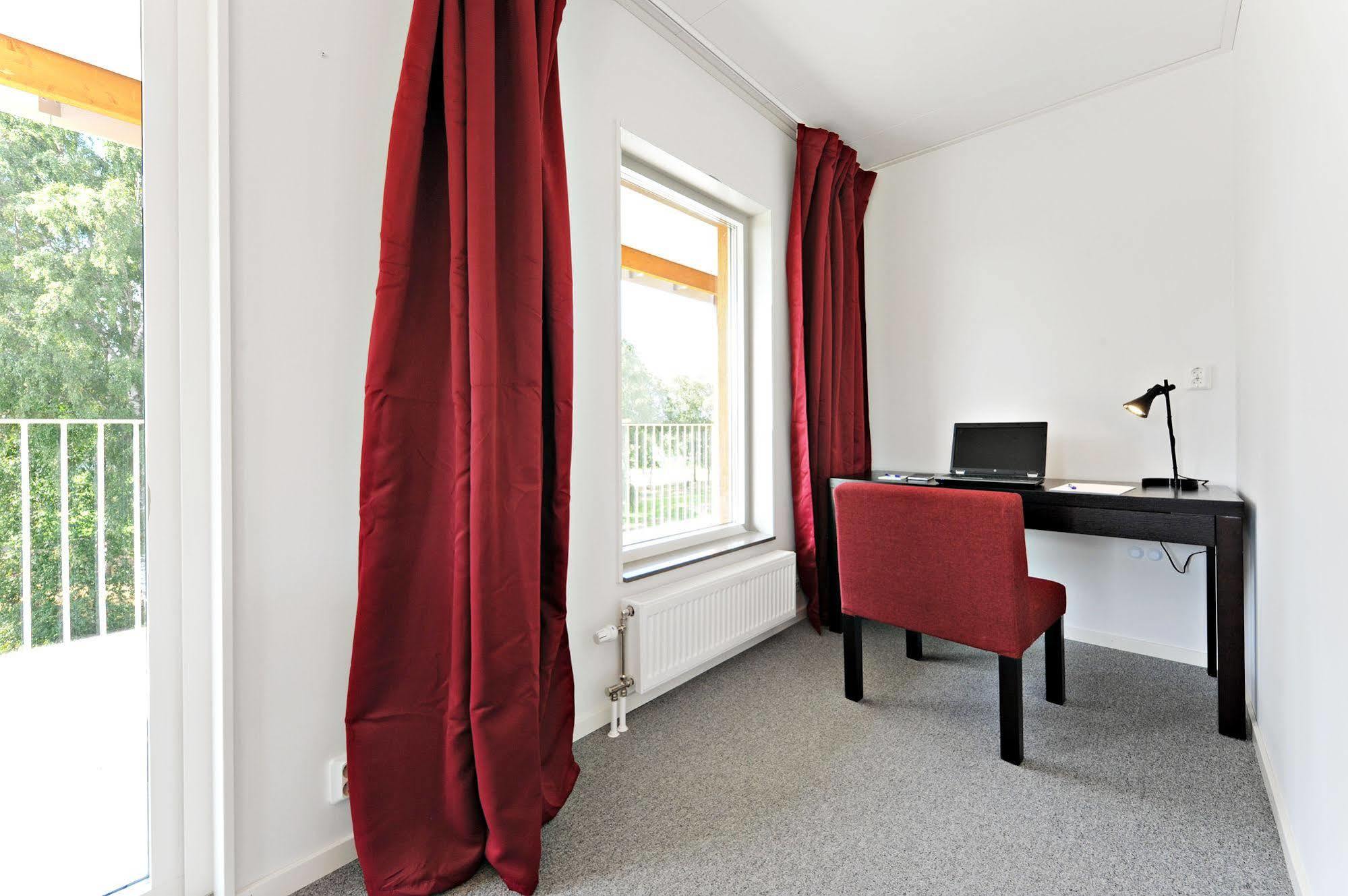 First Hotel Lindoe Park Vallentuna Bagian luar foto