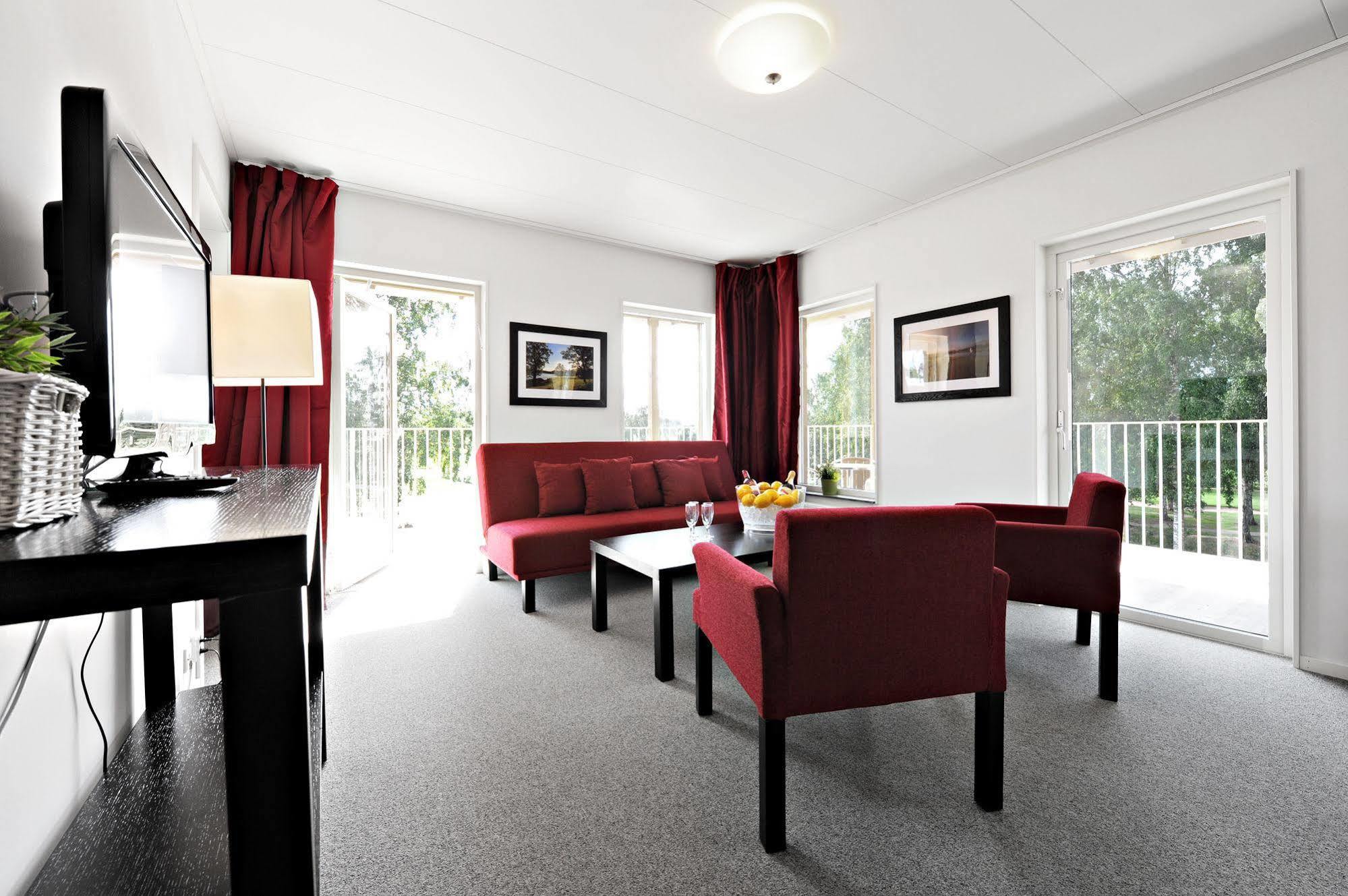 First Hotel Lindoe Park Vallentuna Bagian luar foto