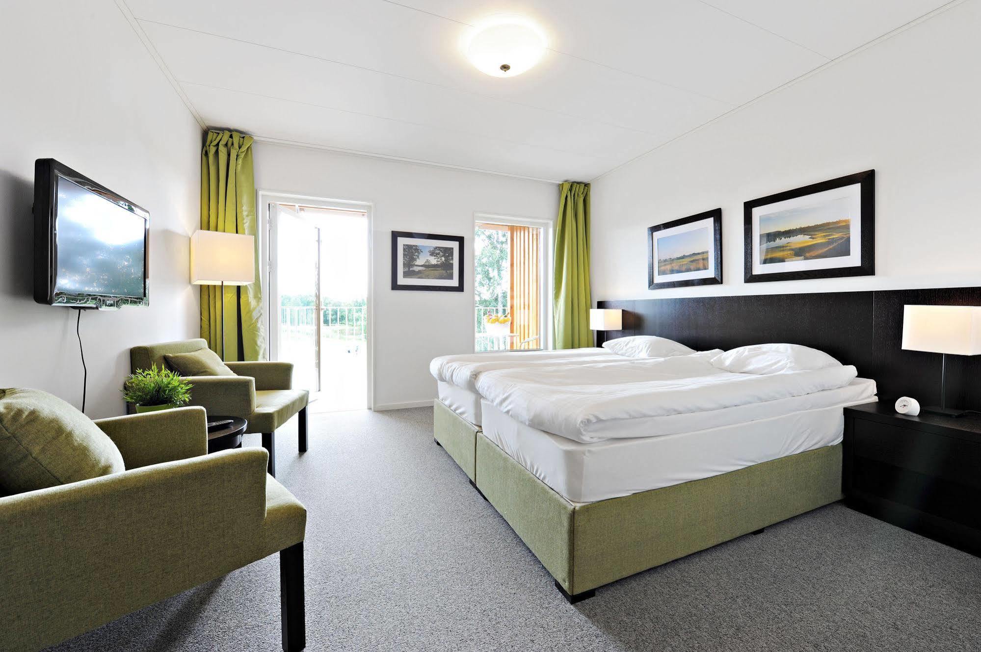 First Hotel Lindoe Park Vallentuna Bagian luar foto
