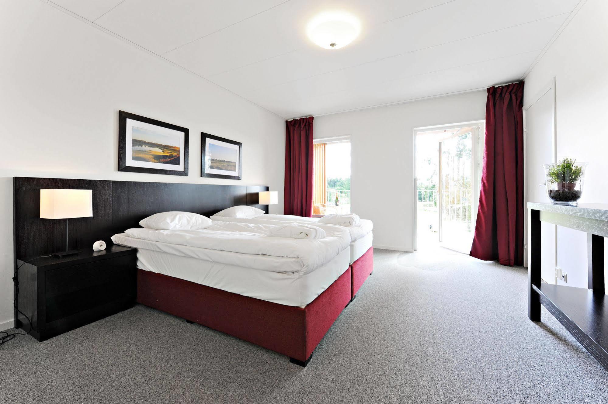 First Hotel Lindoe Park Vallentuna Bagian luar foto