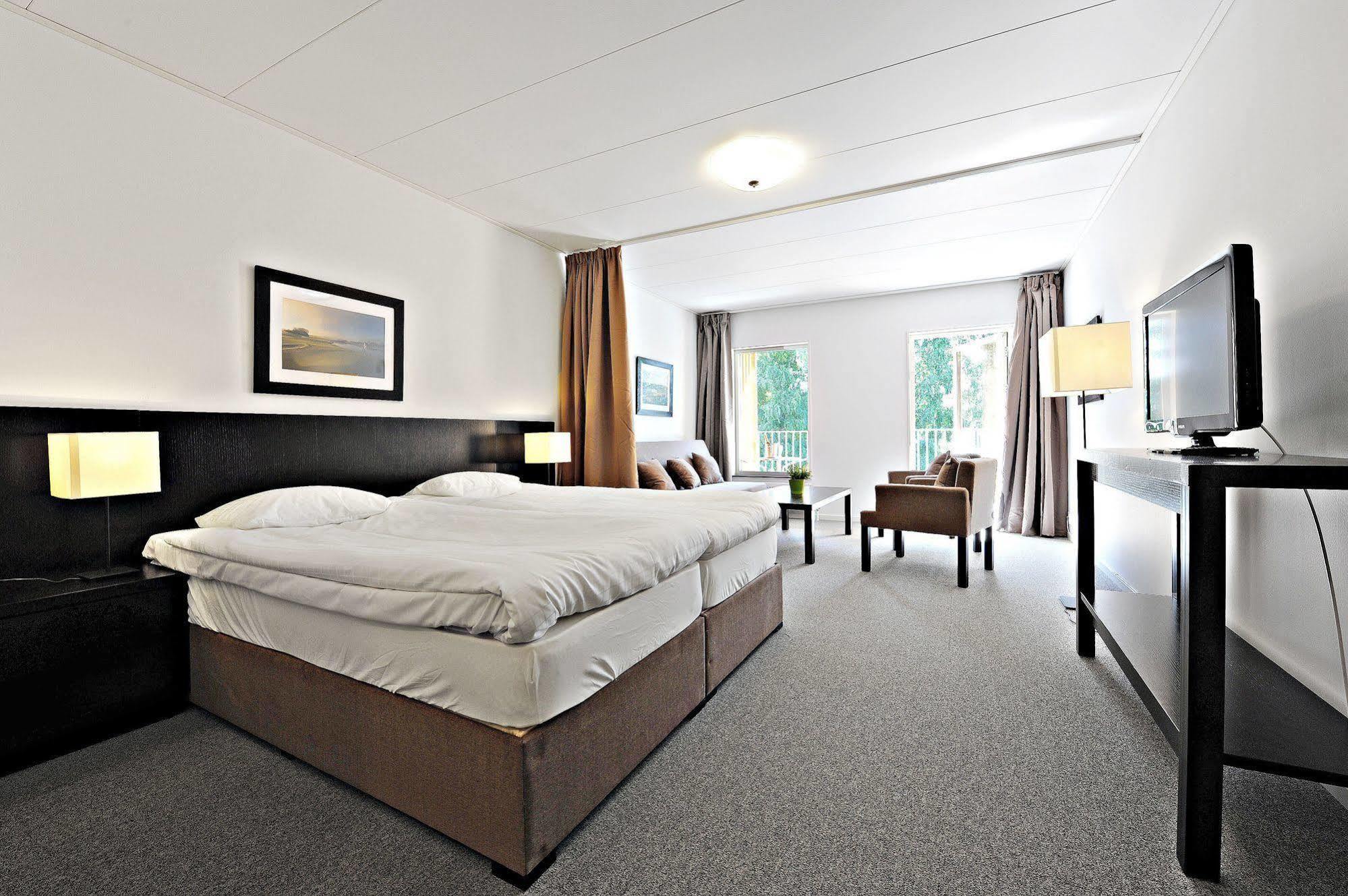 First Hotel Lindoe Park Vallentuna Bagian luar foto