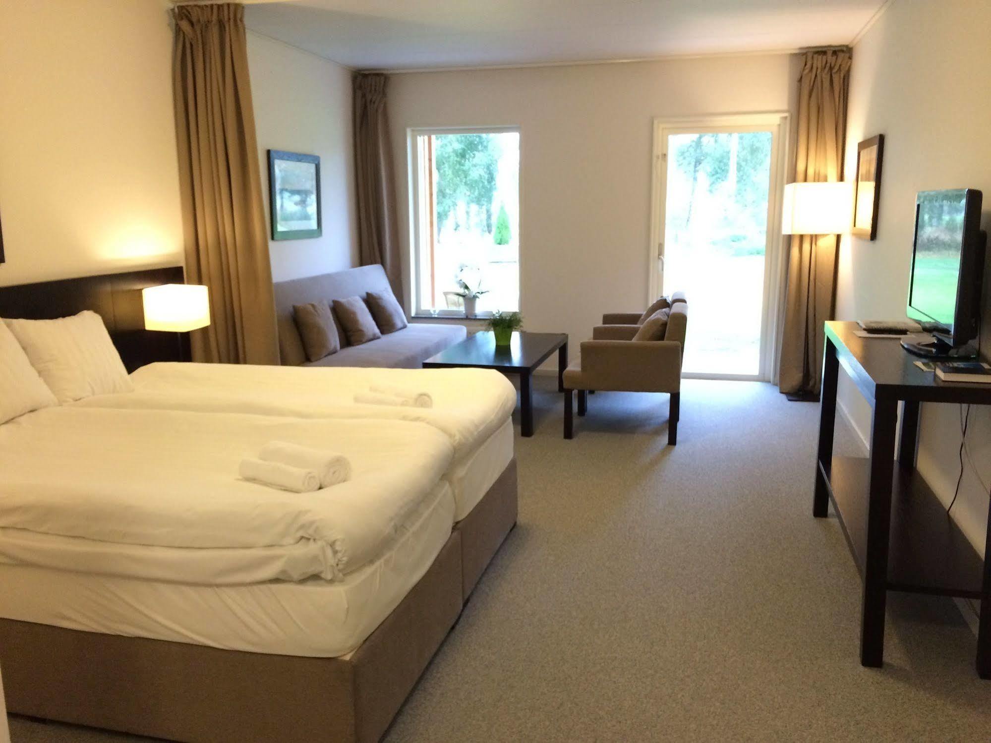 First Hotel Lindoe Park Vallentuna Bagian luar foto