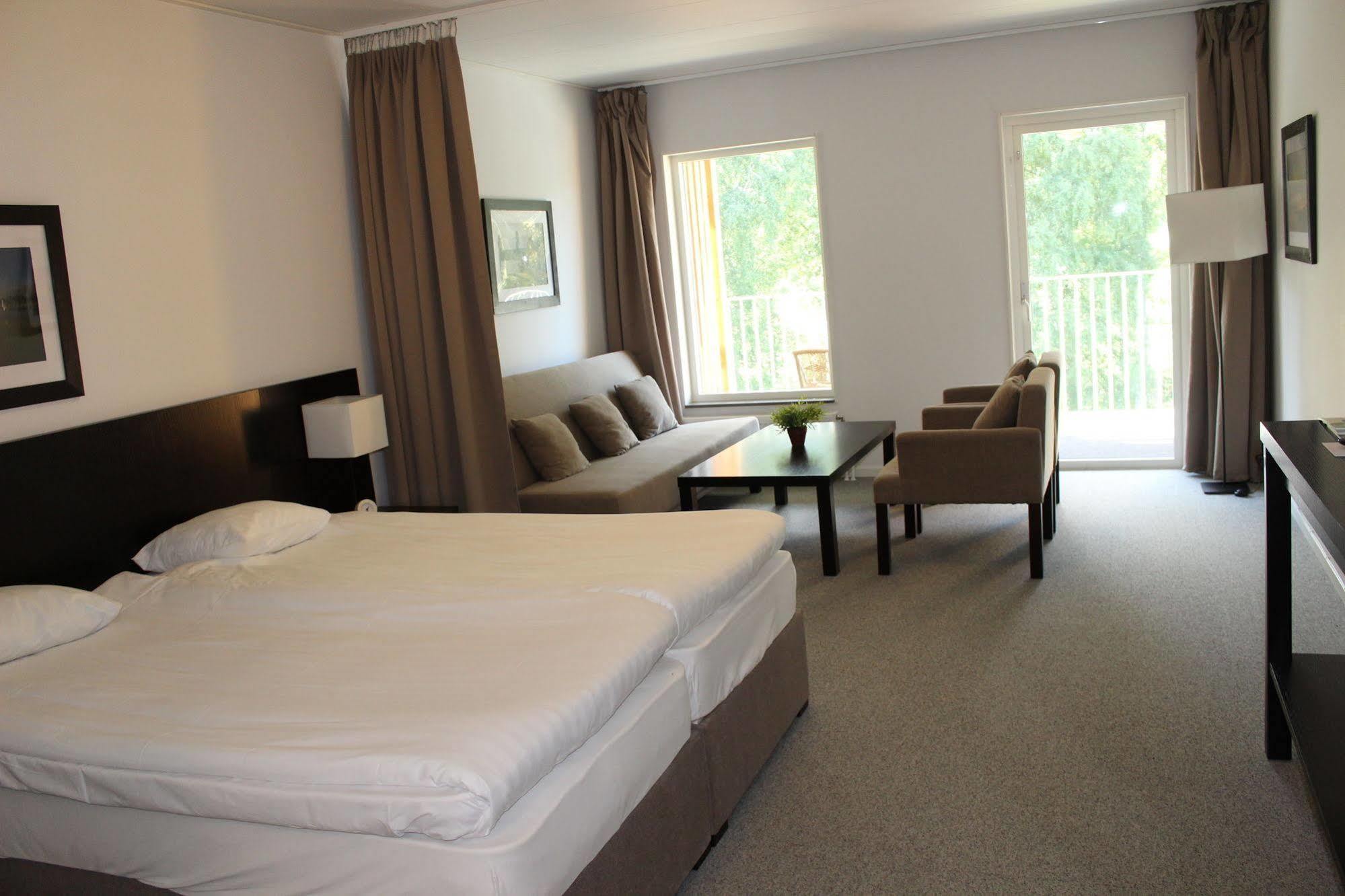 First Hotel Lindoe Park Vallentuna Bagian luar foto