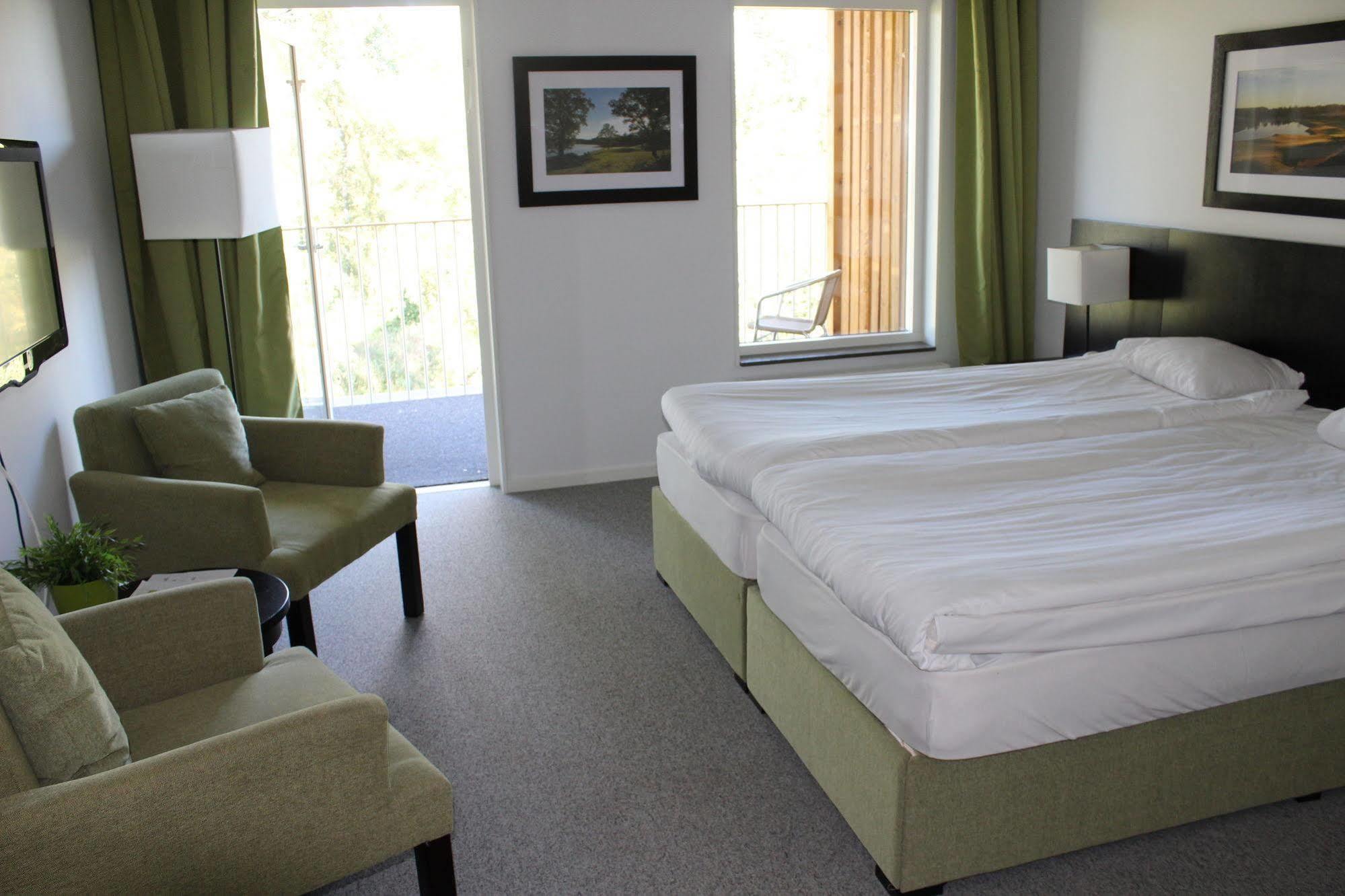 First Hotel Lindoe Park Vallentuna Bagian luar foto