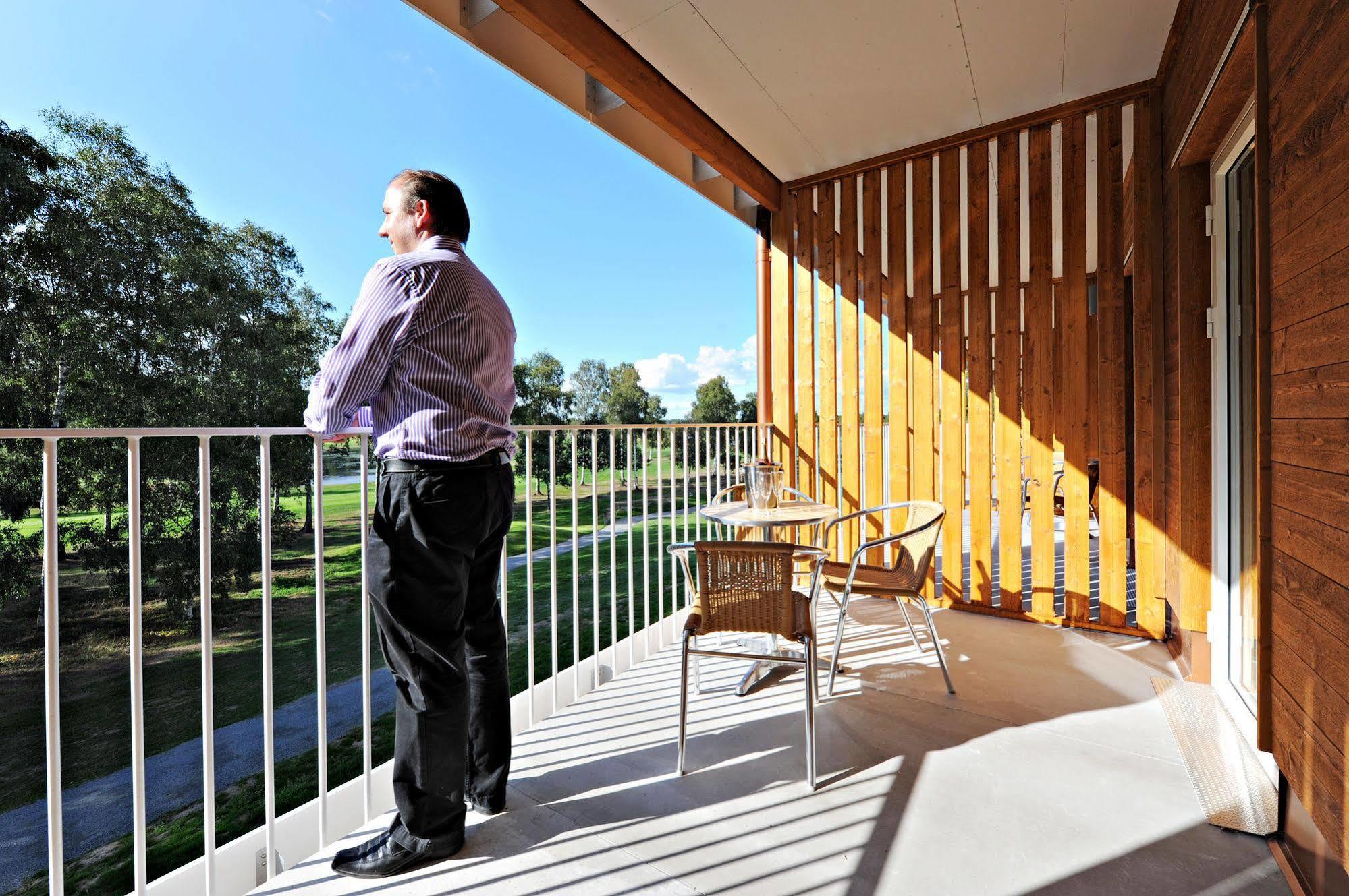 First Hotel Lindoe Park Vallentuna Bagian luar foto