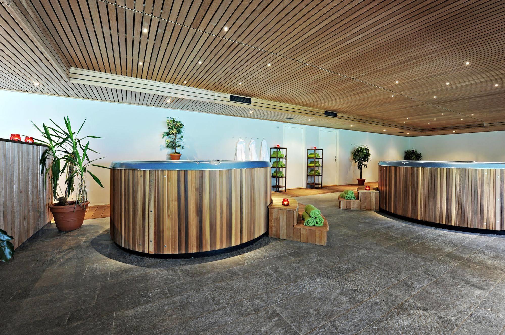First Hotel Lindoe Park Vallentuna Bagian luar foto